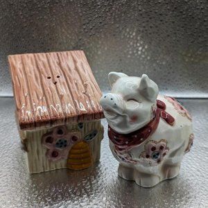 VINTAGE BEAUTIFUL PIG AND HUTCH SALT AND PEPPER SHAKERS MADE IN CHINA